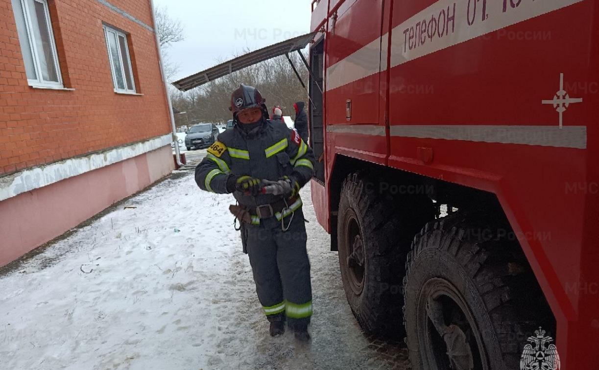 В Волово спасатели и добровольцы тушили пожар в квартире