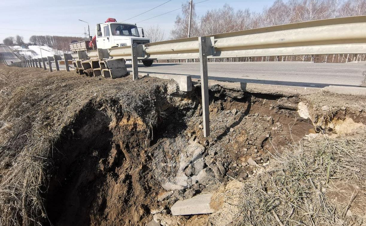 В «Долине смерти» на краю шоссе обвалился грунт: фото