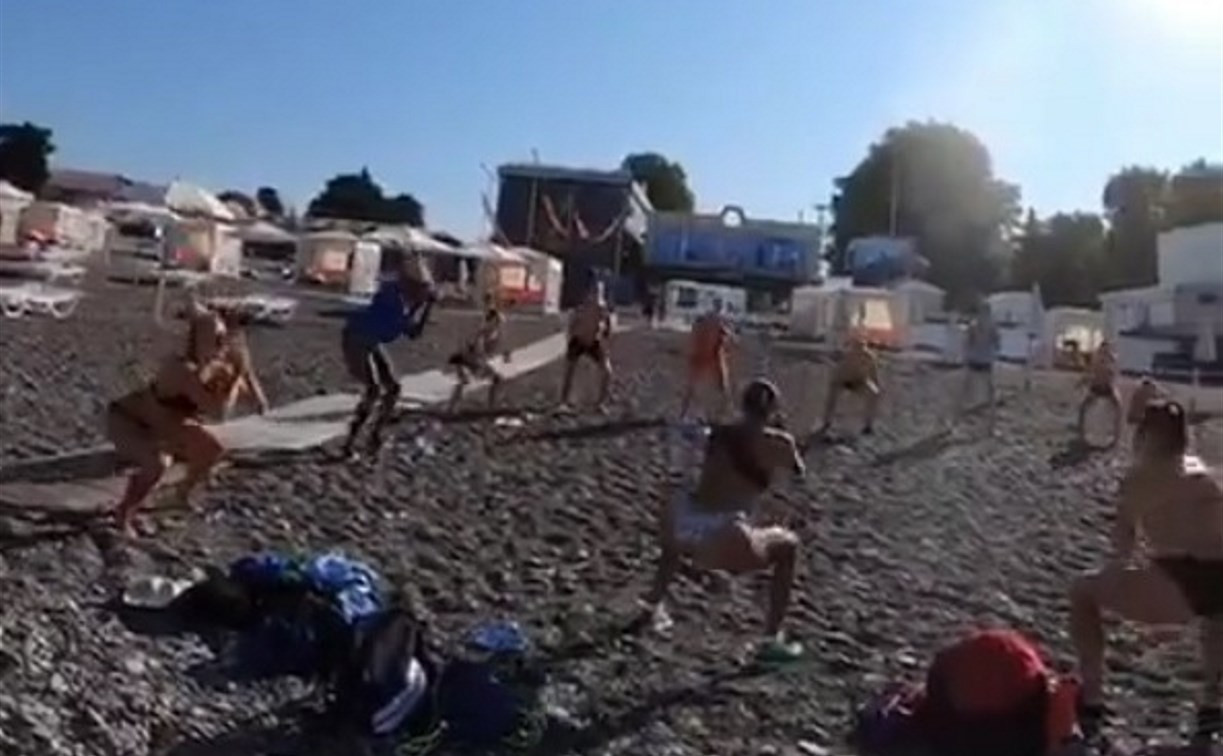 Волейболистки «Тулицы» тренируются на пляже в Адлере: видео