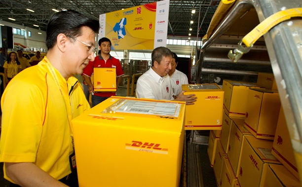 DHL Express возобновит доставку посылок частным лицам