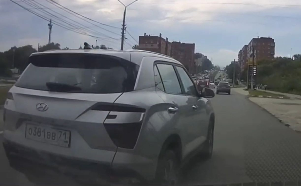 На ул. Металлургов в Туле попал в кадр лихач на мини-кроссовере