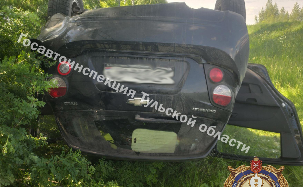 В Веневском районе Chevrolet улетел в кювет: двух человек госпитализировали