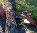 В сквере в Донском спиленные подрядчиком деревья сломали детскую площадку и лавки