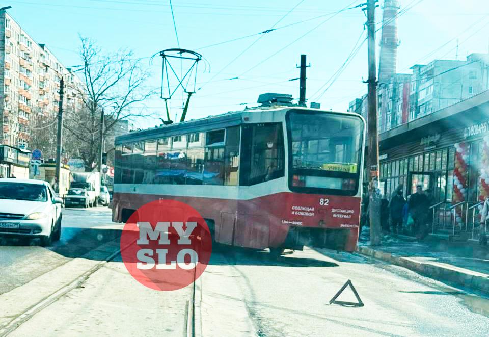 Трамвай сошел с рельсов на ул. Максима Горького в Туле