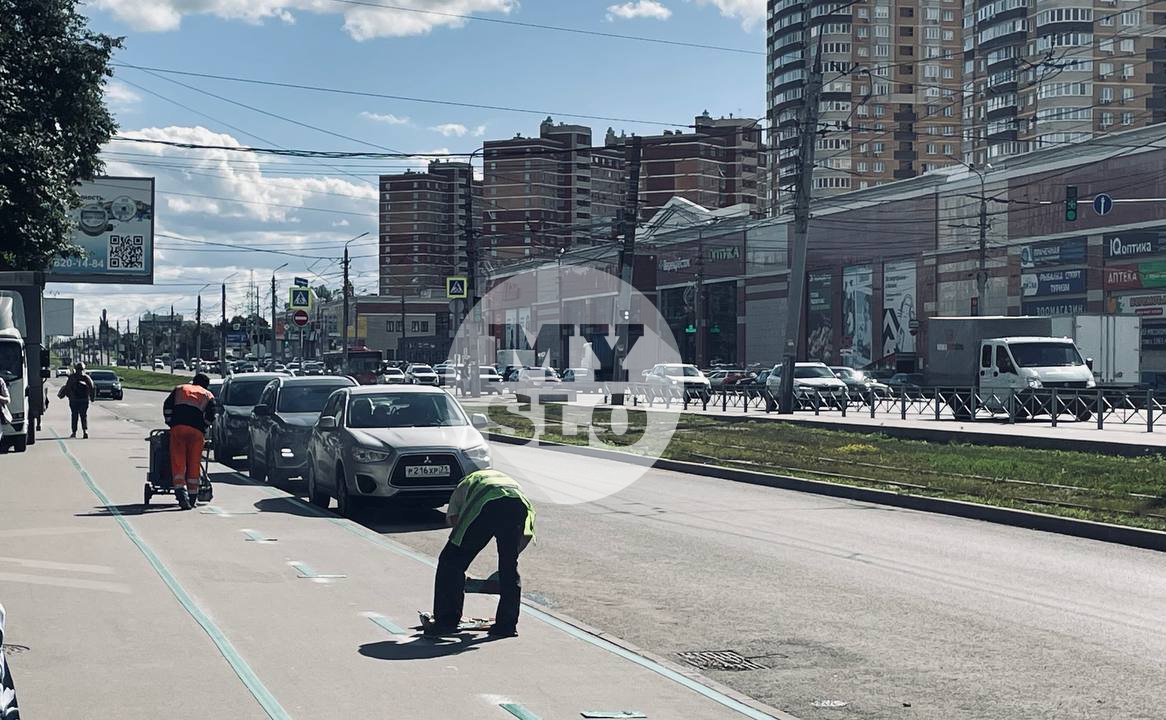 На Зеленстрое рядом с дублером проспекта Ленина размечают велодорожку