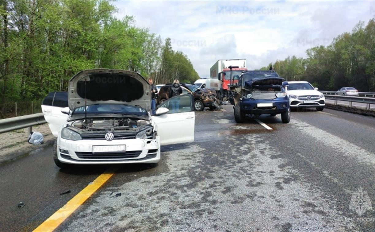 Крупное ДТП собрало две фуры и четыре легковые на трассе в Тульской области: один человек погиб