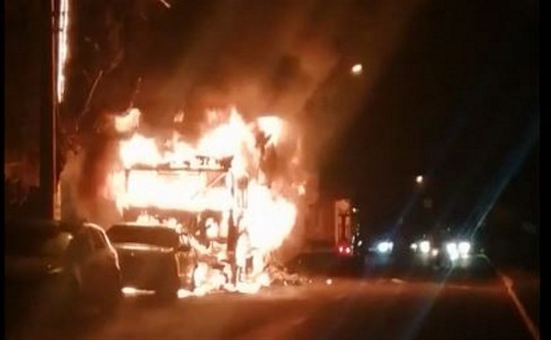 На улице Вильямса в Туле сгорели фура и легковушка: видео