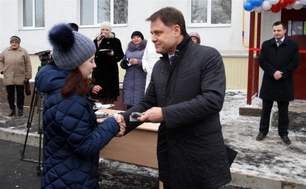 Губернатор Владимир Груздев вручил ключи от квартир новосёлам из Донского 