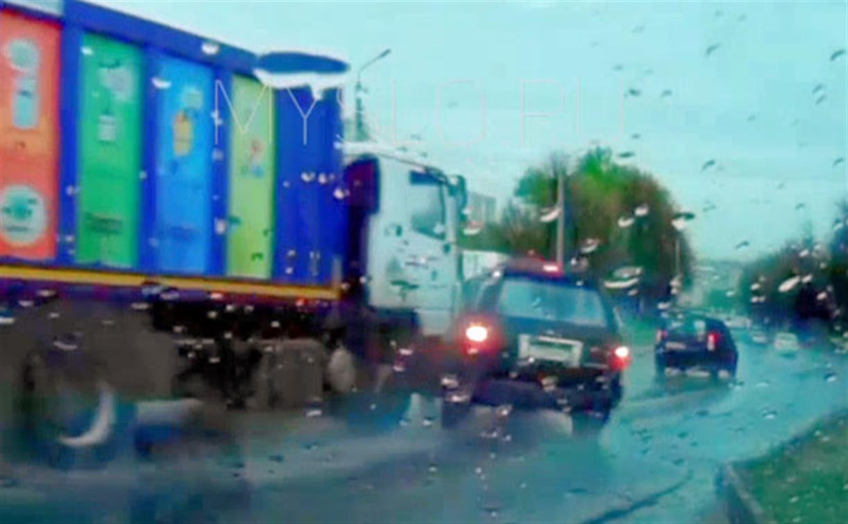 ДТП с мусоровозом и кроссовером в Туле снял видеорегистратор