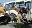 В Суворовском районе столкнулись маршрутный автобус и грузовик