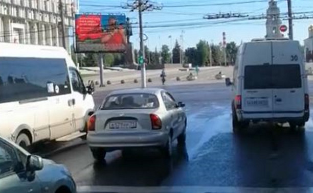 Еще на одного водителя маршрутки, нарушившего ПДД в центре Тулы, составлен протокол: видео