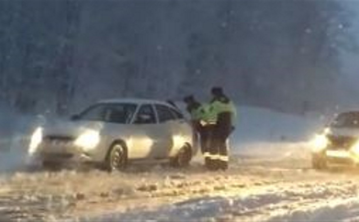 Тульских гаишников, помогавших водителям в снегопад, поощрят