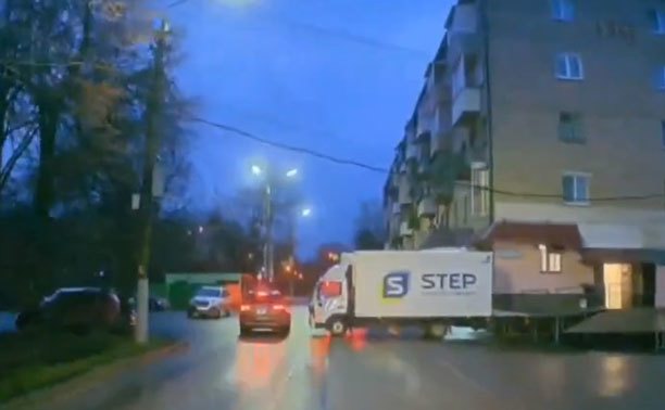 В Туле водитель поставил грузовик поперек дороги