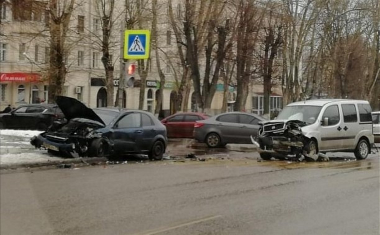 Момент жесткого ДТП на проспекте Ленина в Туле попал на видео