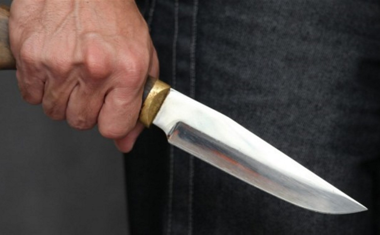 В Новомосковске пьяный пенсионер с ножом напал на полицейского