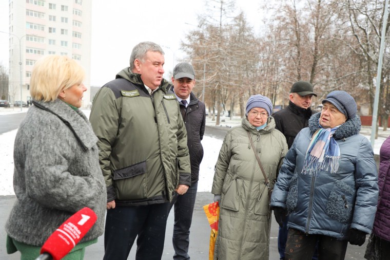 В сквере «Славянский бульвар» появились скульптуры Чебурашки и кота Леопольда