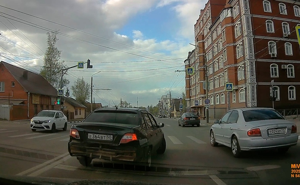 На ул. Болдина водитель расстроился и нарушил ПДД