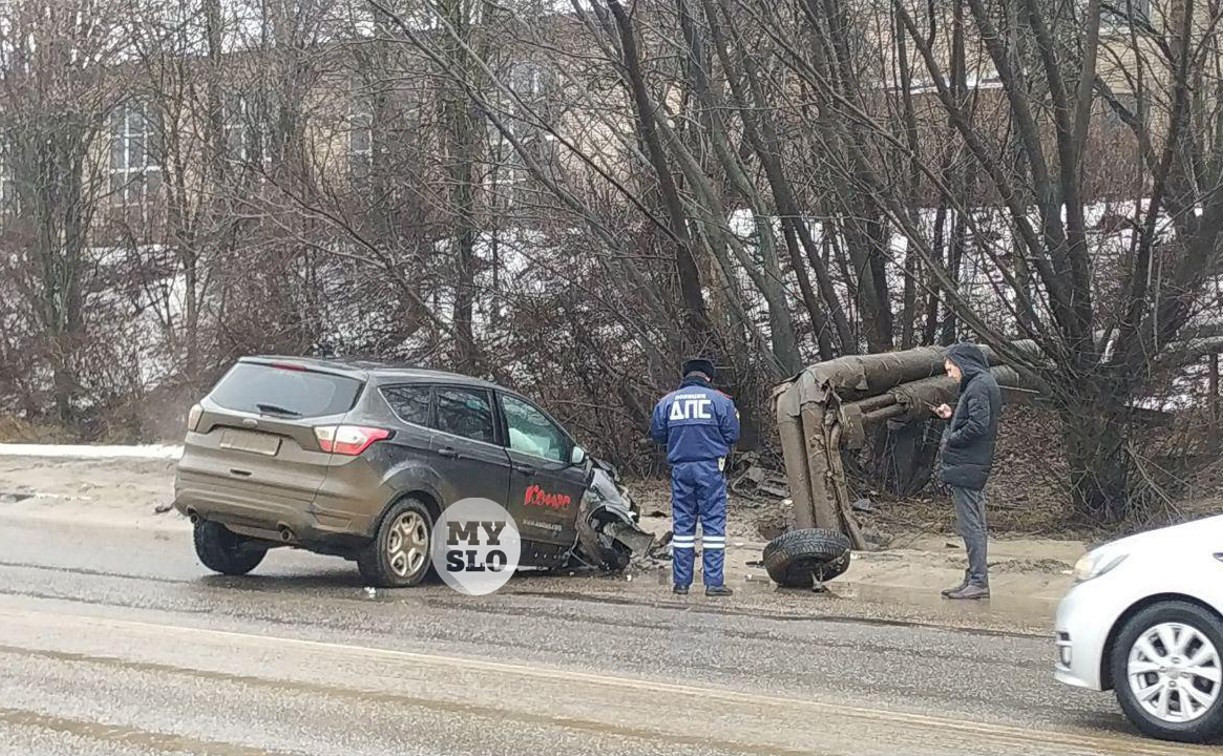В Туле на ул. Рязанской «Форд» врезался в трубы теплотрассы и потерял колесо