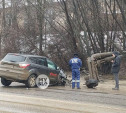 В Туле на ул. Рязанской «Форд» врезался в трубы теплотрассы и потерял колесо