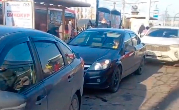 В Туле нарушители правил парковки заблокировали автобусную остановку