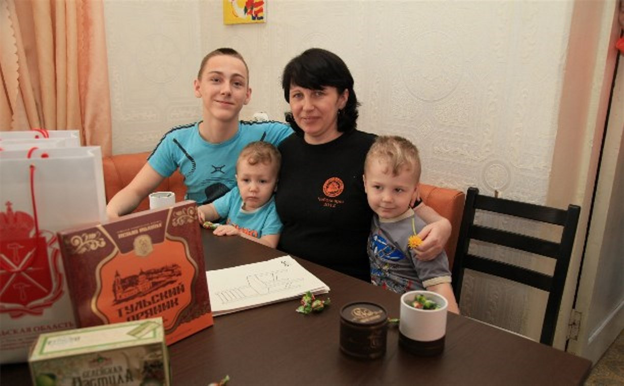 Владимир Груздев подарил тульской семье кухонный гарнитур 