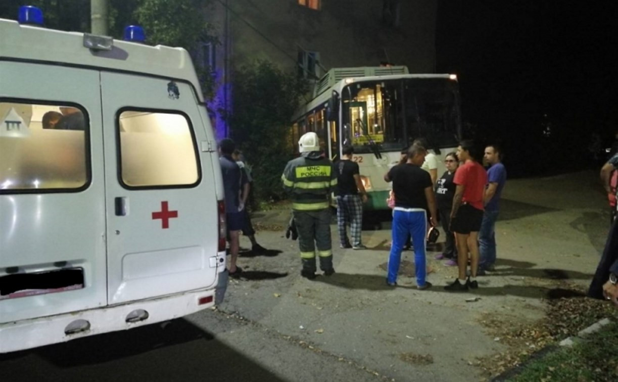На улице Дмитрия Ульянова в Туле троллейбус врезался в пятиэтажку