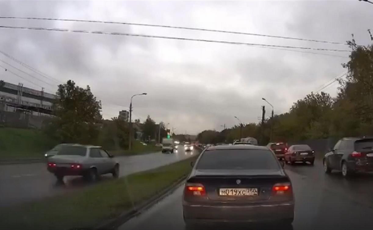 Неадекватный водитель на авто с тульскими номерами устроил жесткое ДТП в Подмосковье: видео