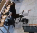 Сбил витрину со смартфонами: в Туле скутерист устроил ДТП в торговом центре — видео