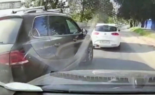 Видеорегистратор тулячки снял «злого» водителя, который нарушал ПДД и показывал средний палец