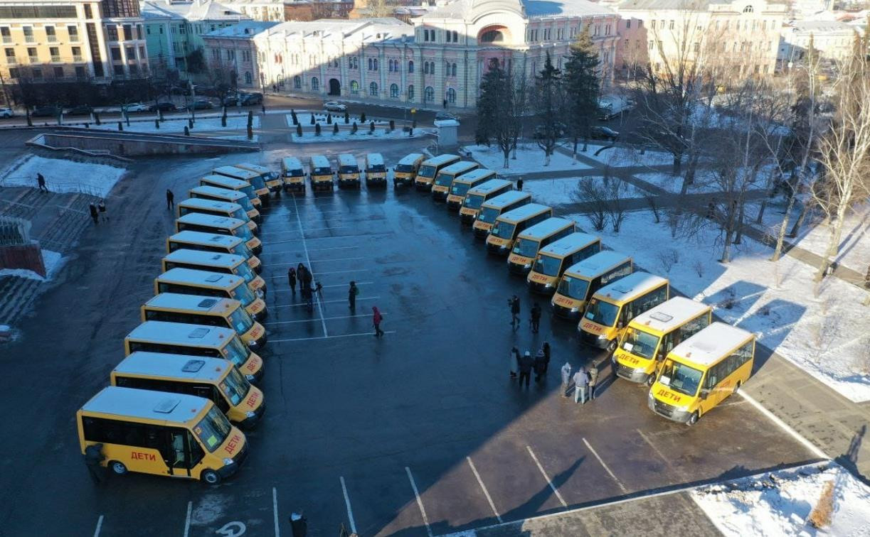Алексей Дюмин передал школам Тульской области новые автобусы