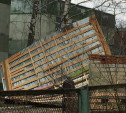 В Туле из-за сильного ветра во дворе детского сада сорвало крышу веранды