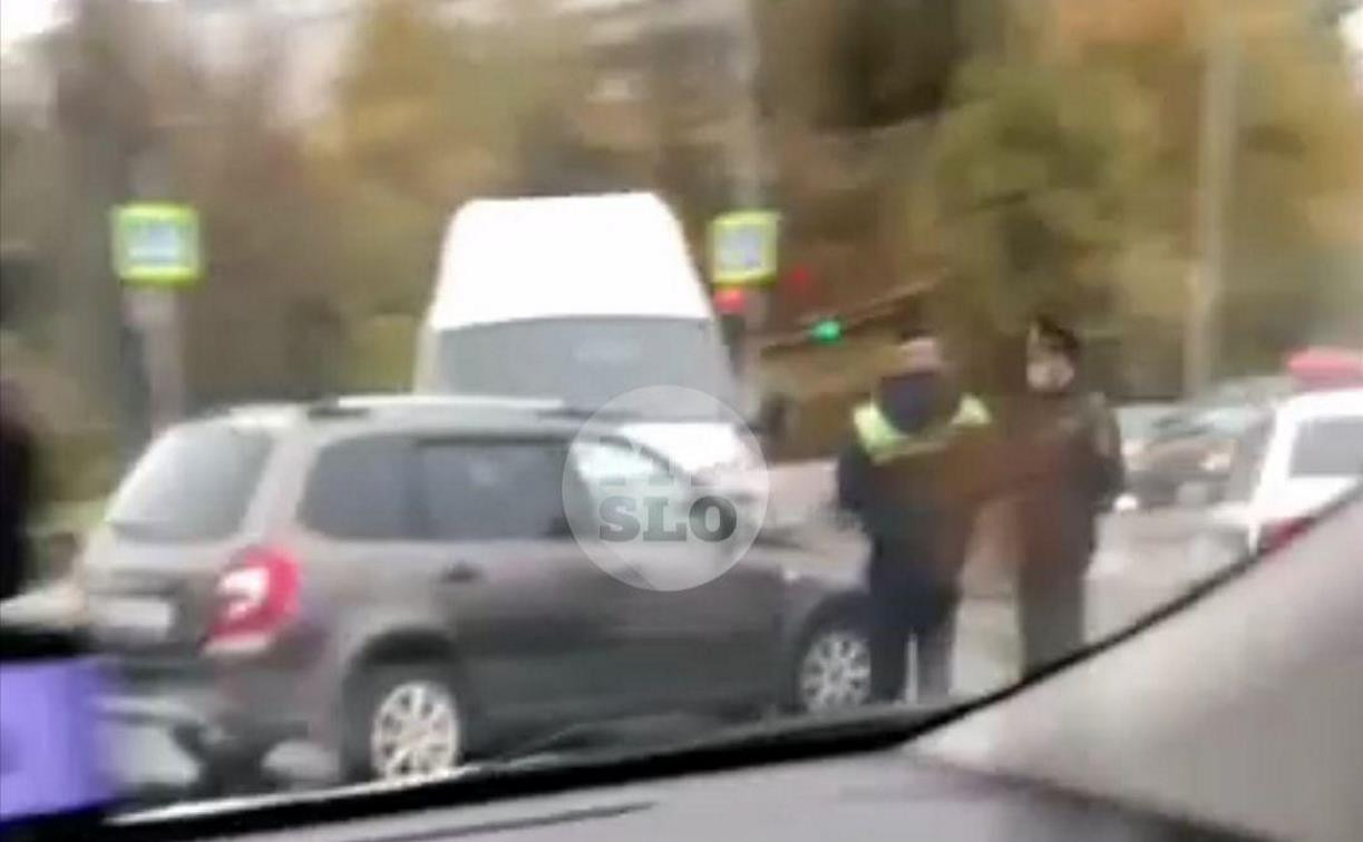 На ул. Рязанской в Туле пробка из-за ДТП с микроавтобусом