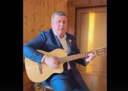 Сити-менеджер Илья Беспалов поздравил туляков с Днем Победы песней: видео