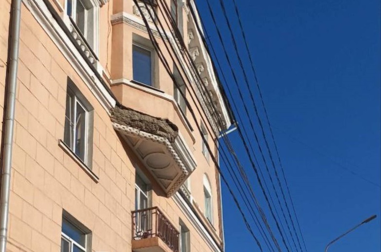 Управляющая компания оценивает состояние разрушенного балкона на Советской в Туле 