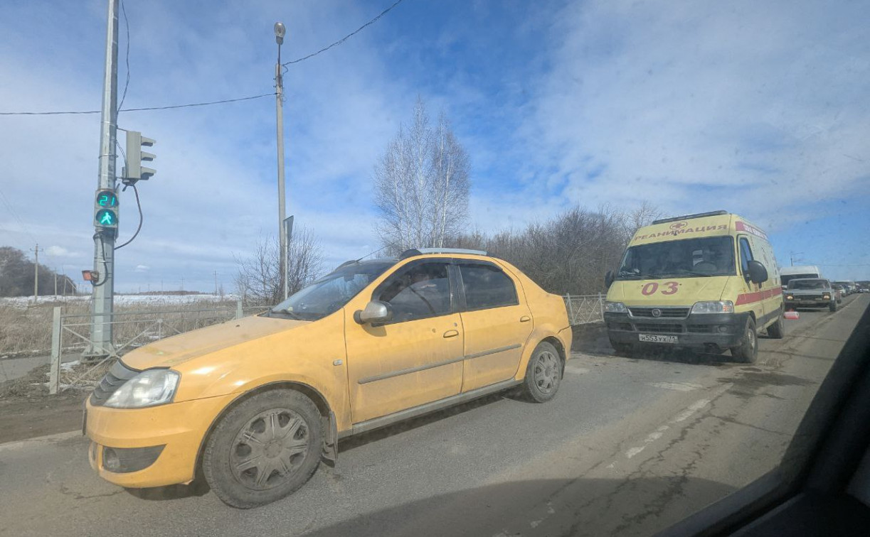 На Новомосковском шоссе легковушка столкнулась с машиной скорой помощи