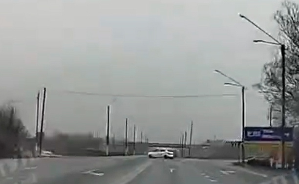 В Туле водитель выехал через двойную сплошную возле МРЭО ГИБДД