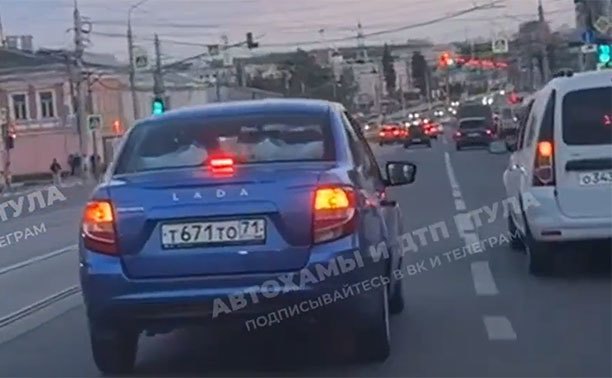 Lada Granta с неадекватной манерой вождения промчала по улице в Туле
