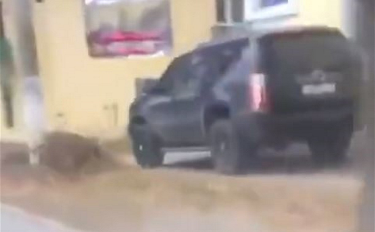 В Туле водитель Cadillac устроил гонки по тротуару: видео