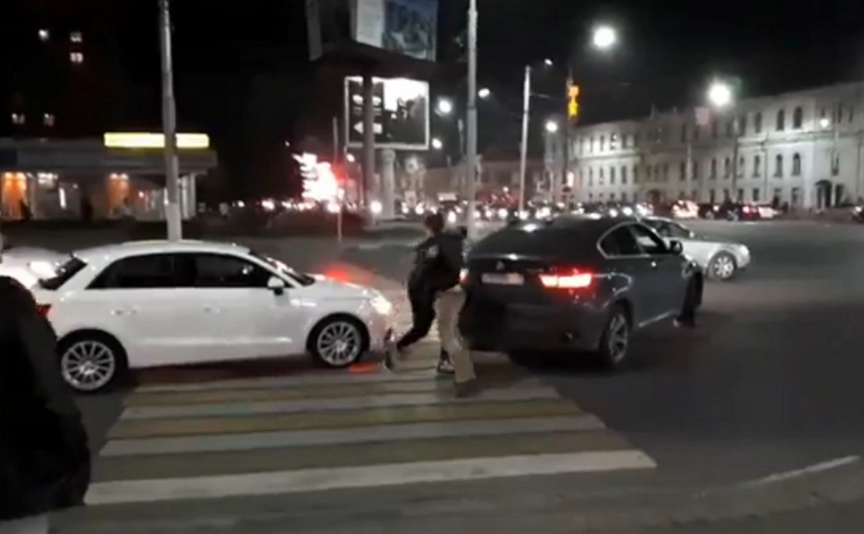 В центре Тулы на дороге подрались водители Audi и BMW: видео