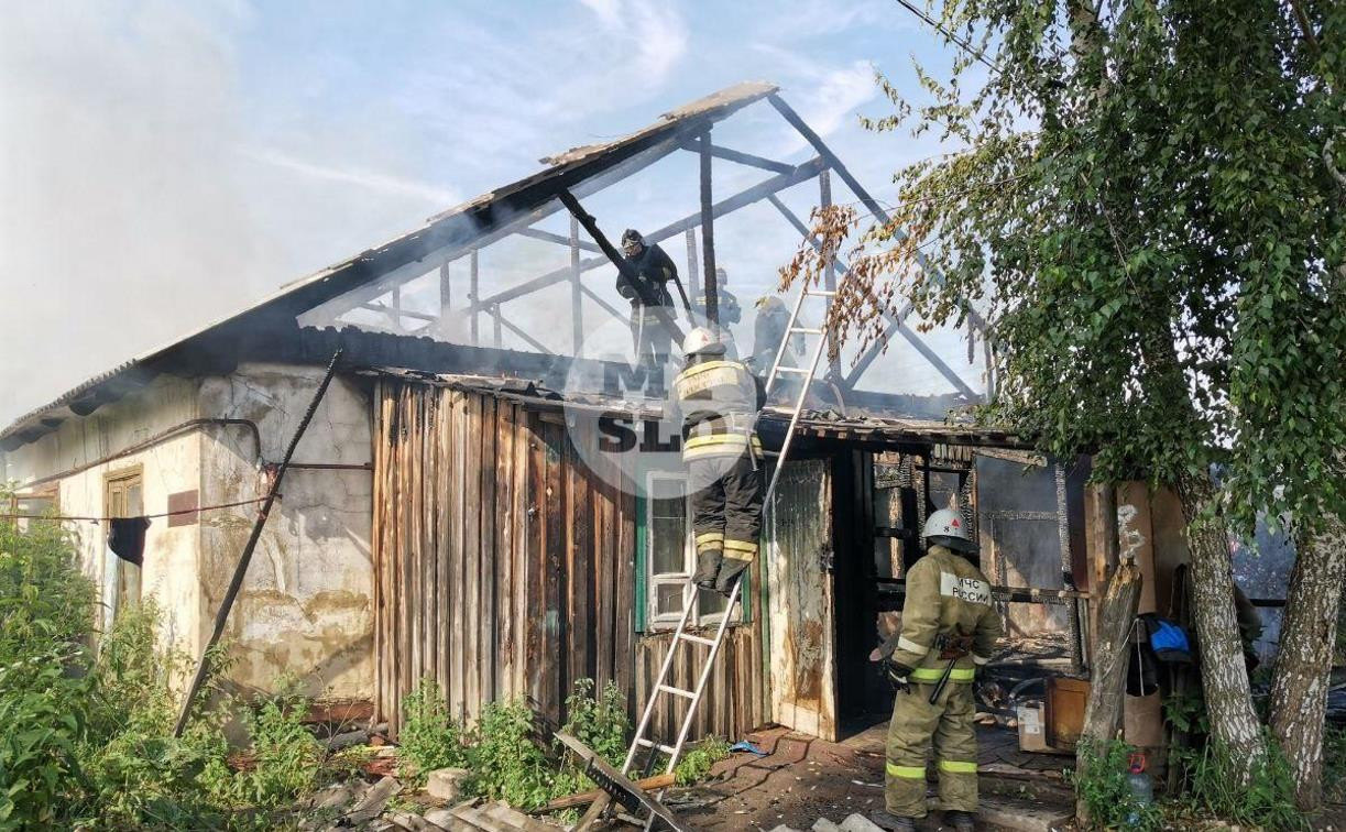 7 пожарных расчетов тушили барак в тульском Скуратово: репортаж