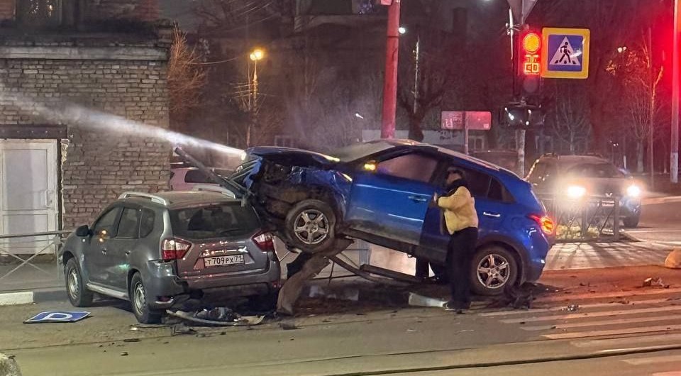 В Заречье Hyundai после ДТП с легковушкой «запрыгнул» на Nissan