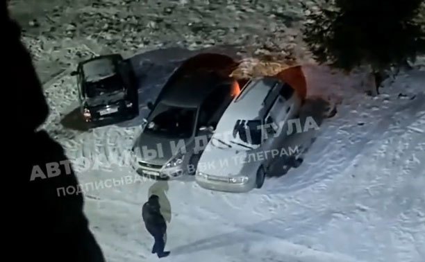 Под Тулой два водителя решили проучить третьего и заблокировали на парковке