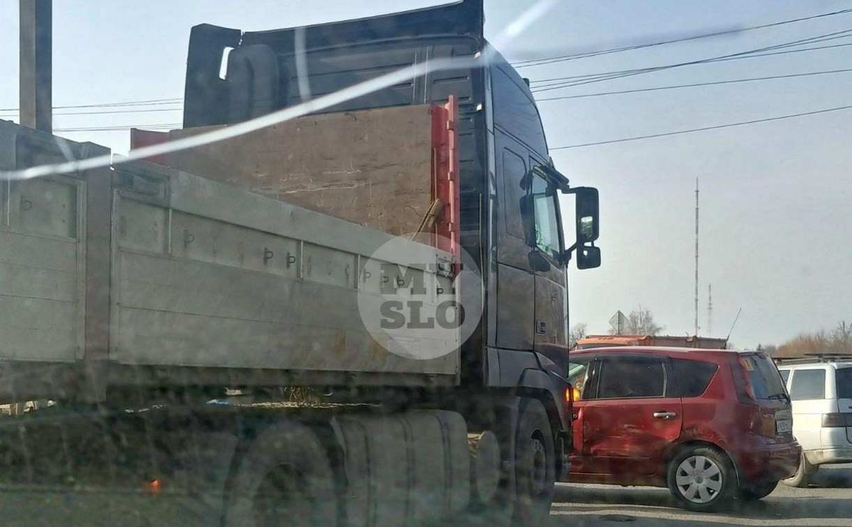 На ул. Рязанской в Туле пробка из-за ДТП с грузовиком