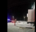 Наркоман или любовник: в Новомосковске обсуждают гуляющего на морозе голого мужчину 