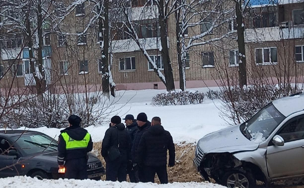 Неадекватный водитель устроил ДТП, разделся и отбивался от «невидимки» в салоне: видео