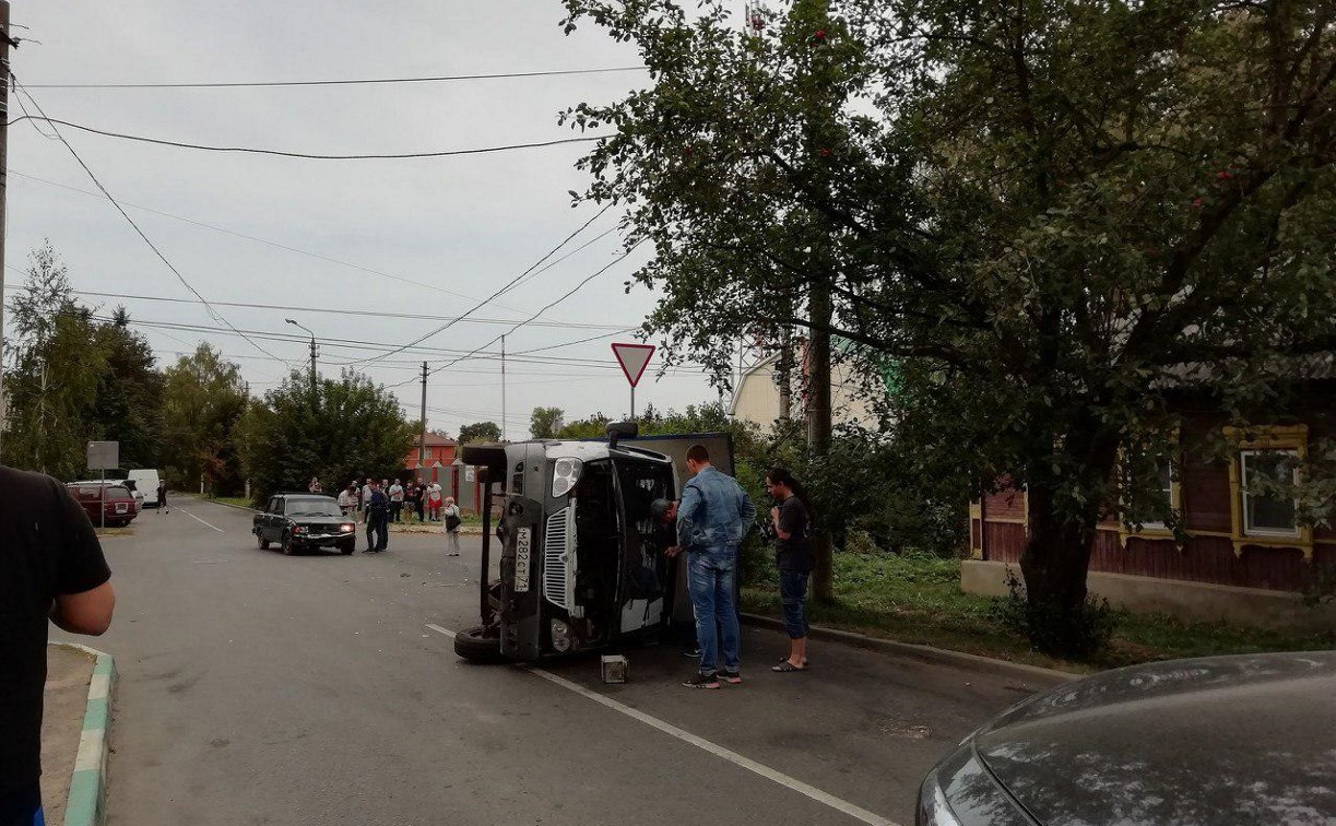В Туле на улице Буденного после столкновения с «семеркой» опрокинулся грузовик