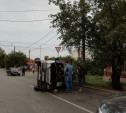 В Туле на улице Буденного после столкновения с «семеркой» опрокинулся грузовик
