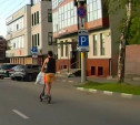 На ул. Болдина сняли на видео лихого электросамокатчика