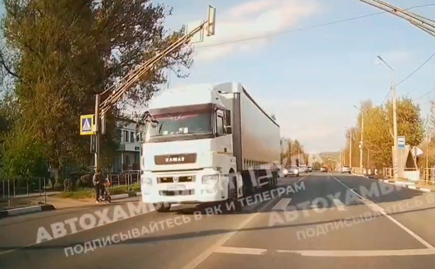 В Плавске водитель фуры едва не сбил ребенка на самокате