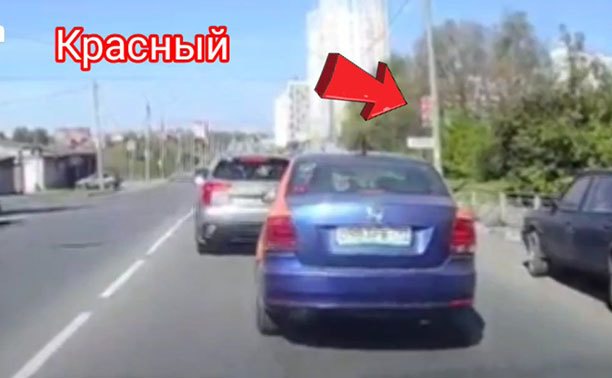 В Глушанках водитель каршеринга не захотел платно стоять на светофоре